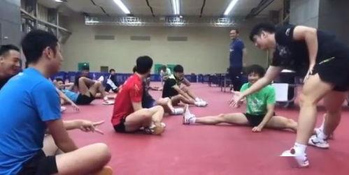 成人毛毛球趣味比赛视频,成人趣味比赛精彩瞬间回顾