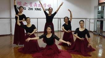 学校表演成人独舞视频,校园独舞风采展示